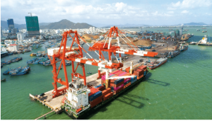 Cảng Quy Nhơn được đầu tư ngày càng hiện đại để phục vụ những tàu có trọng tải lớn chuyên chở hàng hóa.