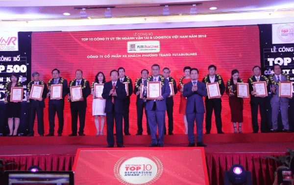 Lãnh đạo của FUTA EXPRESS vinh dự nhận giải thưởng top 10 công ty uy tín trong ngành vận tải.