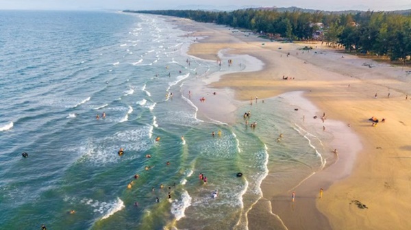 Bãi biển Mỹ Khê tại Quảng Ngãi với bãi cát trắng mịn trải dài cùng nước biển trong xanh.