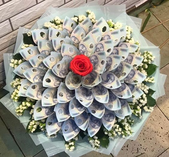 Những tờ tiền 500.000 được bó thành những bó hoa làm quà tặng.