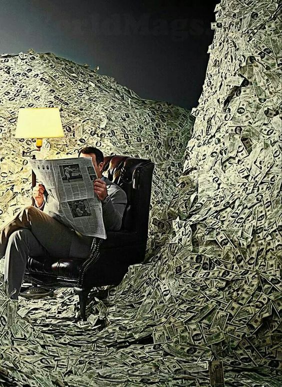 Hình ảnh một người đàn ông ngồi đọc báo trên một đống tiền.